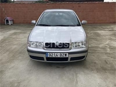 Gris / plata Usado 2002 Skoda Octavia Ambiente Berlina | 2300 €