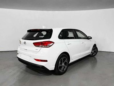 Usado Hyundai i30 121 CV (88 kW) 2022 Blanco Berlina