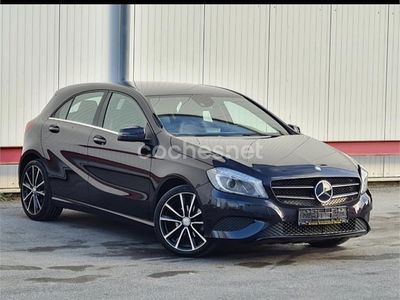 Usado Mercedes A180 Urban 109 CV (80 kW) 2015 Violeta / lila Berlina