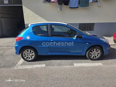 Usado Peugeot 206+ 70 CV (51 kW) 2010 Azul Utilitario
