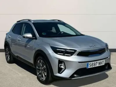 Usado Kia Stonic Style 101 CV (74 kW) 2025 Plateado SUV