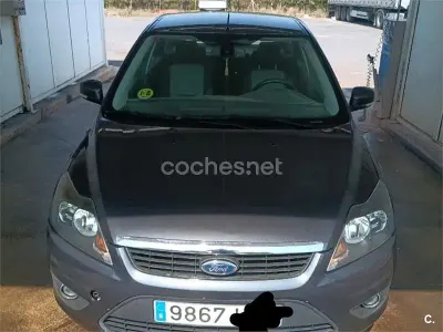 Usado Ford Focus Trend 109 CV (80 kW) 2010 Gris / plata Berlina