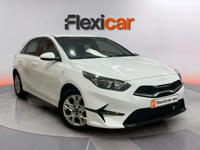 Usado Kia Ceed 136 CV (100 kW) 2023 Blanco Utilitario