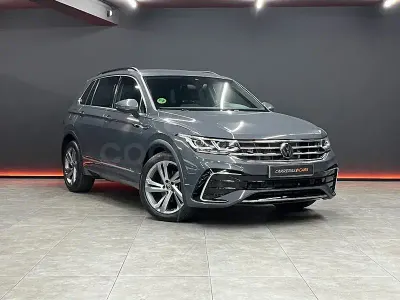 Usado VW Tiguan R-line 150 CV (110 kW) 2023 Gris / plata SUV