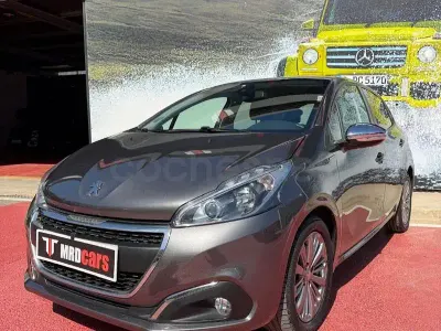Usado Peugeot 208 Signature Sky 82 CV (60 kW) 2019 Gris / plata Utilitario