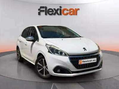 Usado Peugeot 208 Allure 110 CV (80 kW) 2017 Blanco Utilitario