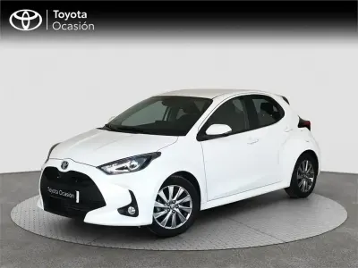 Usado Toyota Yaris Hybrid Active 116 CV (85 kW) 2023 Blanco Monovolumen