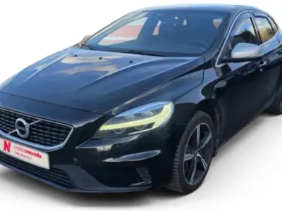 Usado Volvo V40 Plus 152 CV (111 kW) 2019 Negro Utilitario