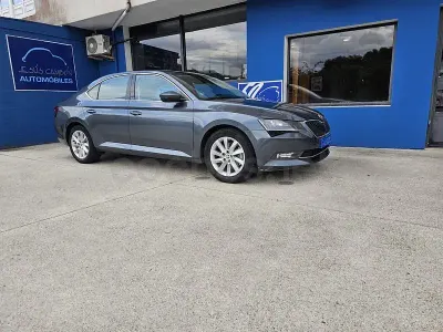Usado Skoda Superb Ambition 150 CV (110 kW) 2019 Gris / plata Berlina