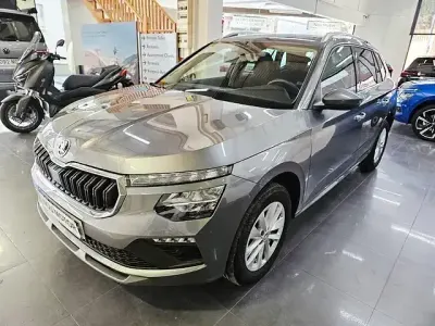 Usado Skoda Kamiq Selection 115 CV (84 kW) 2024 Gris / plata SUV