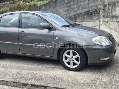 Usado Toyota Corolla Sol 110 CV (80 kW) 2003 Marrón Berlina