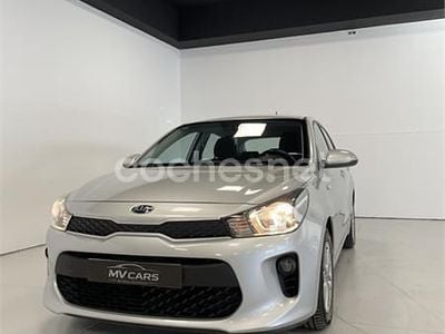 Usado Kia Rio 84 CV (61 kW) 2018 Gris / plata Berlina