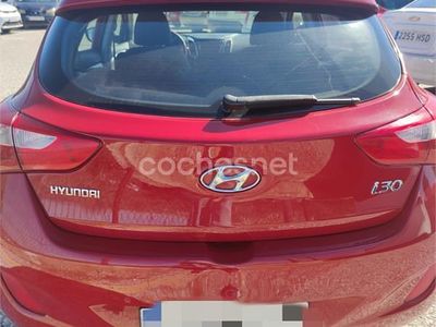 Usado Hyundai i30 110 CV (80 kW) 2015 Rojo Berlina