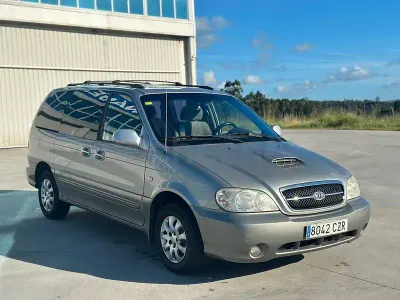 Usado Kia Carnival LX 144 CV (105 kW) 2004 Gris / plata Monovolumen
