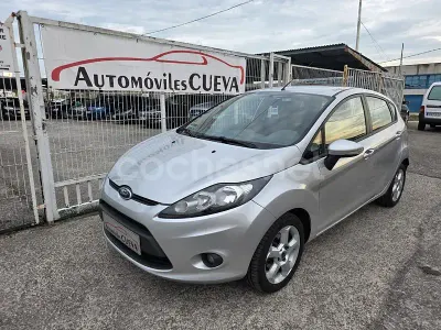 Usado Ford Fiesta 95 CV (69 kW) 2011 Gris / plata Berlina