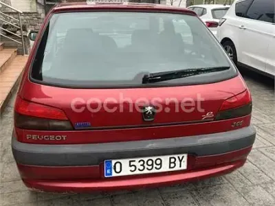 Usado Peugeot 306 75 CV (55 kW) 1998 Rojo Berlina