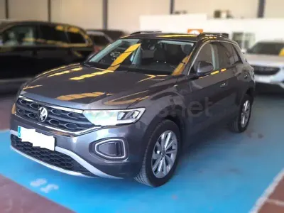Usado VW T-Roc Life 150 CV (110 kW) 2022 Gris / plata SUV