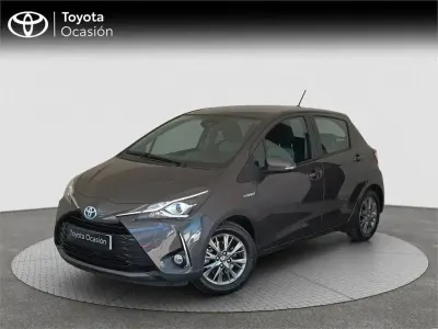 Usado Toyota Yaris Hybrid Active 100 CV (73 kW) 2017 Gris Monovolumen