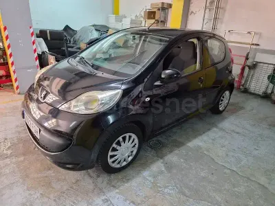 Usado Peugeot 107 68 CV (50 kW) 2006 Negro Utilitario
