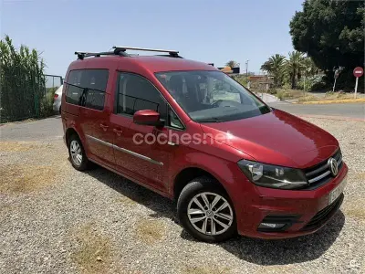Usado VW Caddy Maxi Trendline 102 CV (75 kW) 2018 Granate Monovolumen