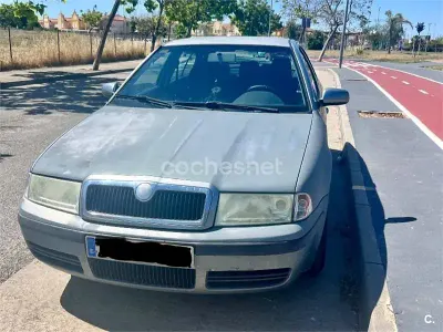 Usado Skoda Octavia Tour 90 CV (66 kW) 2005 Gris / plata Berlina