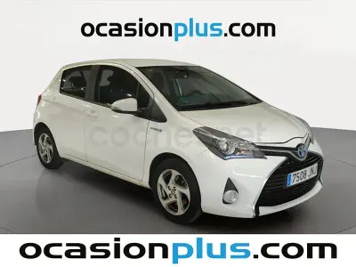 Usado Toyota Yaris Hybrid Active 100 CV (73 kW) 2016 Blanco Berlina
