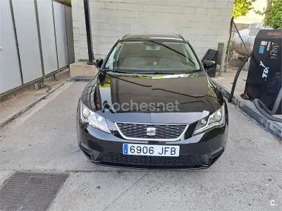 Usado Seat Leon ST Style 105 CV (77 kW) 2015 Negro Familiar