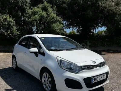 Usado Kia Rio 85 CV (62 kW) 2014 Blanco Berlina