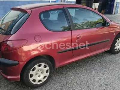 Usado Peugeot 206 75 CV (55 kW) 2005 Granate Berlina