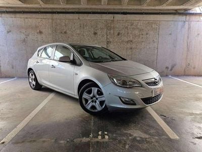Używany Opel Astra Selective 116 KM (85 kW) 2012 Szary Hatchback