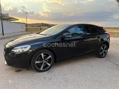 Usado Volvo V40 Momentum 150 CV (110 kW) 2019 Negro Berlina