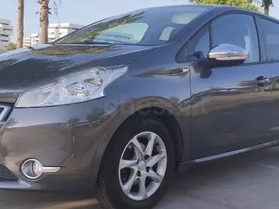 Usado Peugeot 208 Style 82 CV (60 kW) 2015 Gris / plata Utilitario