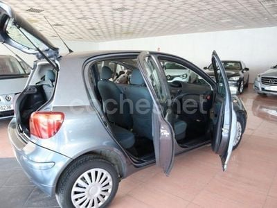 Usado Toyota Yaris 90 CV (66 kW) 2006 Gris / plata Berlina