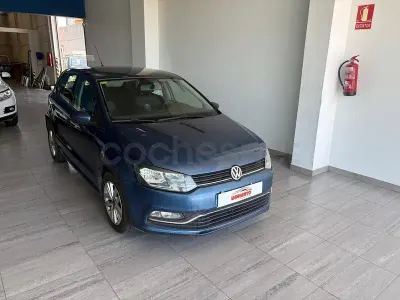 Usado VW Polo Advance 90 CV (66 kW) 2015 Azul Berlina