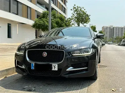 Usado Jaguar XE R-Sport 180 CV (132 kW) 2016 Negro Berlina
