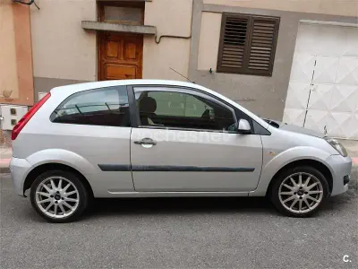Usado Ford Fiesta Trend 68 CV (50 kW) 2007 Gris / plata Utilitario