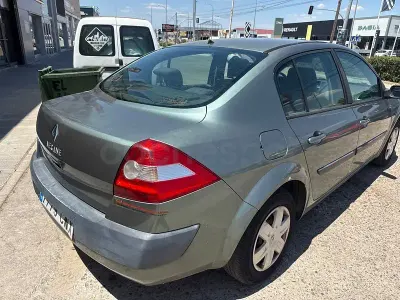 Usado Renault Mégane Authentique 100 CV (73 kW) 2004 Verde Berlina