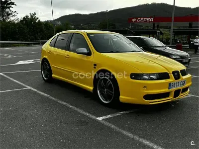 Usado Seat Leon Sport 150 CV (110 kW) 2002 Amarillo Utilitario