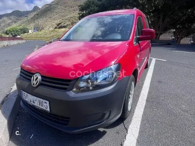 Usado VW Caddy Trendline 105 CV (77 kW) 2014 Rojo Monovolumen