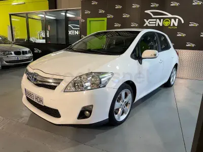Usado Toyota Auris Hybrid Advance 135 CV (99 kW) 2011 Blanco Berlina