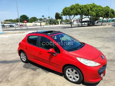 Usado Peugeot 207 110 CV (80 kW) 2006 Rojo Berlina