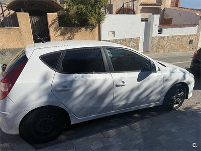 Usado Hyundai i30 Base 90 CV (66 kW) 2011 Blanco Berlina