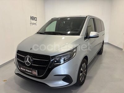 Gris / plata Usado 2023 Mercedes V220 Avantgarde Monovolumen | 69.990 €