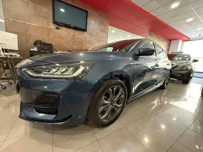 Usado Ford Focus ST-Line 155 CV (114 kW) 2024 Gris / plata Berlina