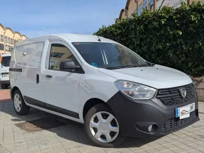 Usado Dacia Dokker Essentiel 107 CV (78 kW) 2021 Blanco Monovolumen