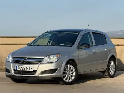 Usado Opel Astra Enjoy 120 CV (88 kW) 2007 Gris / plata Berlina