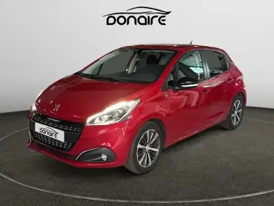 Usado Peugeot 208 Style 82 CV (60 kW) 2017 Granate Utilitario