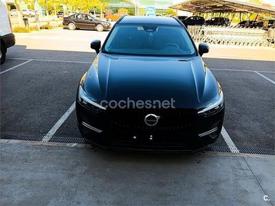 Käytetty Volvo XC60 Core 197 HP (144 kW) 2022 Musta Katumaasturi