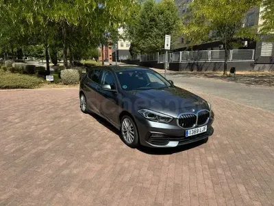 Usado BMW 118 Comfort Edition 140 CV (102 kW) 2021 Gris / plata Berlina