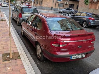 Usado Renault Mégane 110 CV (80 kW) 2000 Granate Berlina